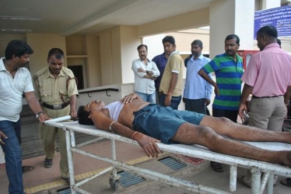 5 fire-fighters injured: a common man died 5 fire-fighters injured: a common man died